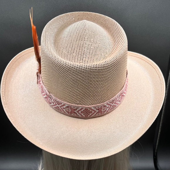 H18 Hat Gallero Style in Cream Color with Feather Medium - Picture 1 of 11